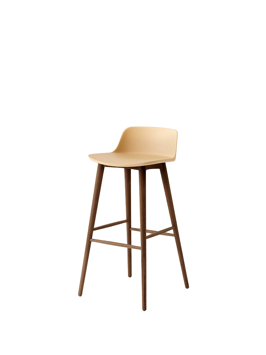 Rely HW123 barstol, valnöt från &Tradition - Beige Sand - Jacobsen Plus
