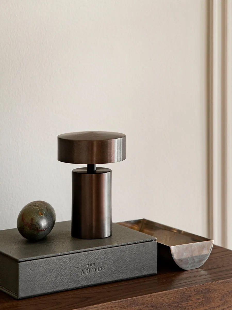 Column Bärbar lampa, brons från Audo Copenhagen - 3 - Jacobsen Plus