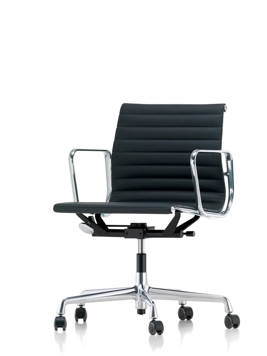 Aluminium Chair EA 117 Kontorsstol, svart läder från Vitra - 1 - Jacobsen Plus