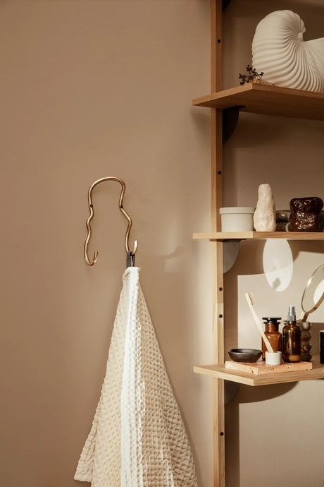 Curvature Double Hook från Ferm Living - Brass - Jacobsen Plus