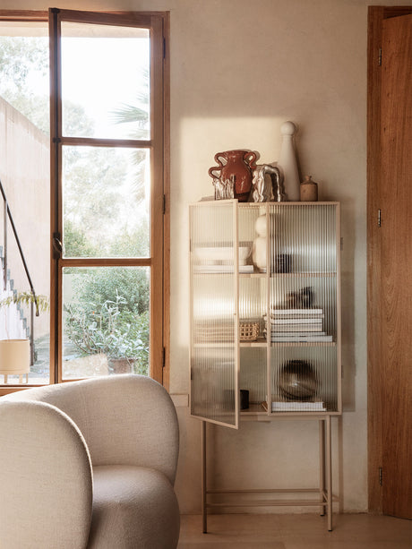 Haze vitrinskåp, räfflat Glas från Ferm Living - Black - Jacobsen Plus