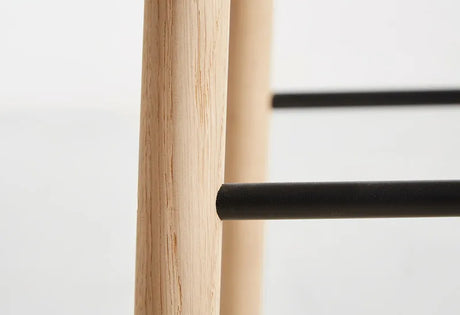 Mono Bar Stool från Woud - Lav (sædehøjde 65 cm) / Svart - Jacobsen Plus