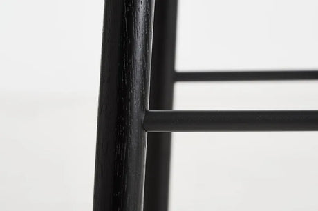 Mono Bar Stool från Woud - Lav (sædehøjde 65 cm) / Svart - Jacobsen Plus
