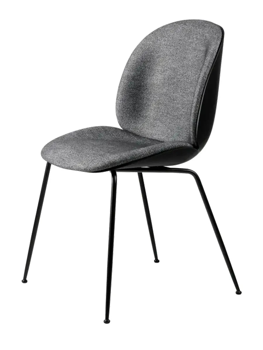 Beetle-stol, frampolstrad, svart skal från GUBI - Plain, Enzo Degli Angiuoni (0023) / Black Conic Base - Jacobsen Plus