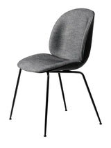 Beetle-stol, frampolstrad, svart skal från GUBI - Plain, Enzo Degli Angiuoni (0023) / Black Conic Base - Jacobsen Plus