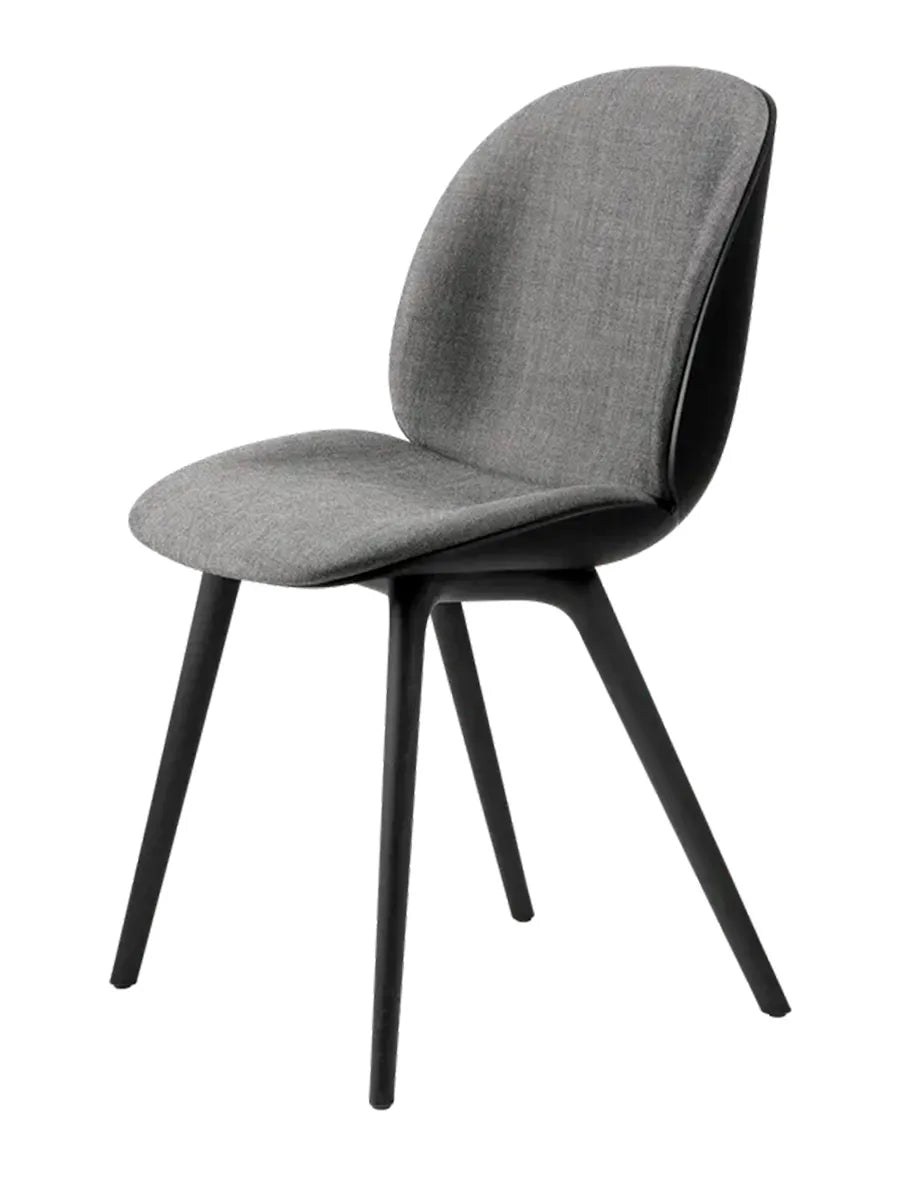 Beetle-stol, frampolstrad, svart skal från GUBI - Remix 3, Kvadrat (0152) / Black Plastic Base - Jacobsen Plus
