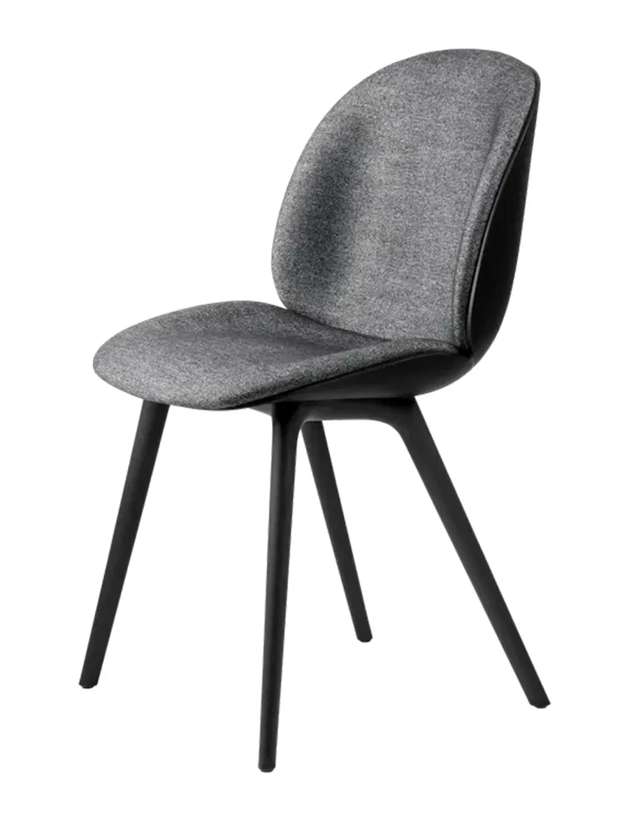 Beetle-stol, frampolstrad, svart skal från GUBI - Plain, Enzo Degli Angiuoni (0023) / Black Plastic Base - Jacobsen Plus