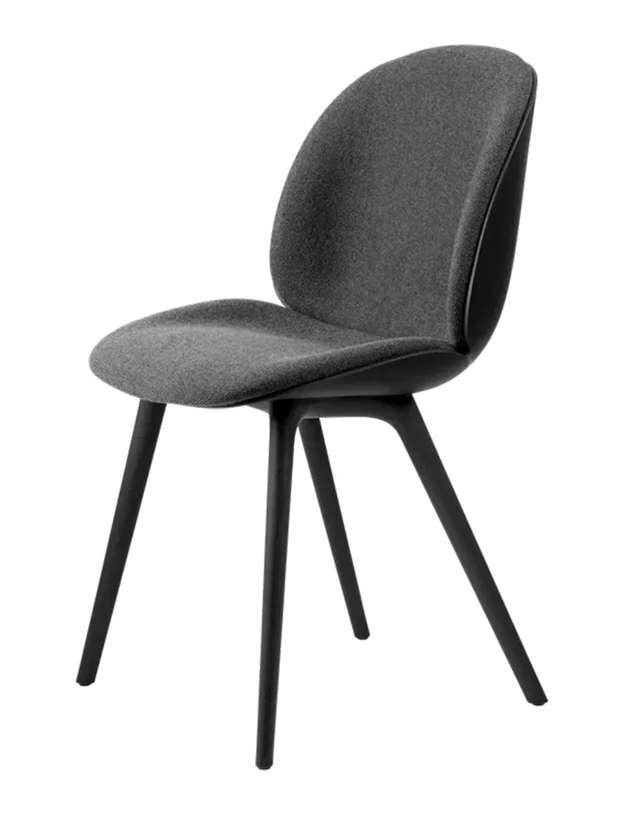 Beetle-stol, frampolstrad, svart skal från GUBI - Hallingdal 65, Kvadrat (0173) / Black Plastic Base - Jacobsen Plus