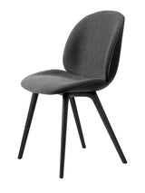 Beetle-stol, frampolstrad, svart skal från GUBI - Hallingdal 65, Kvadrat (0173) / Black Plastic Base - Jacobsen Plus