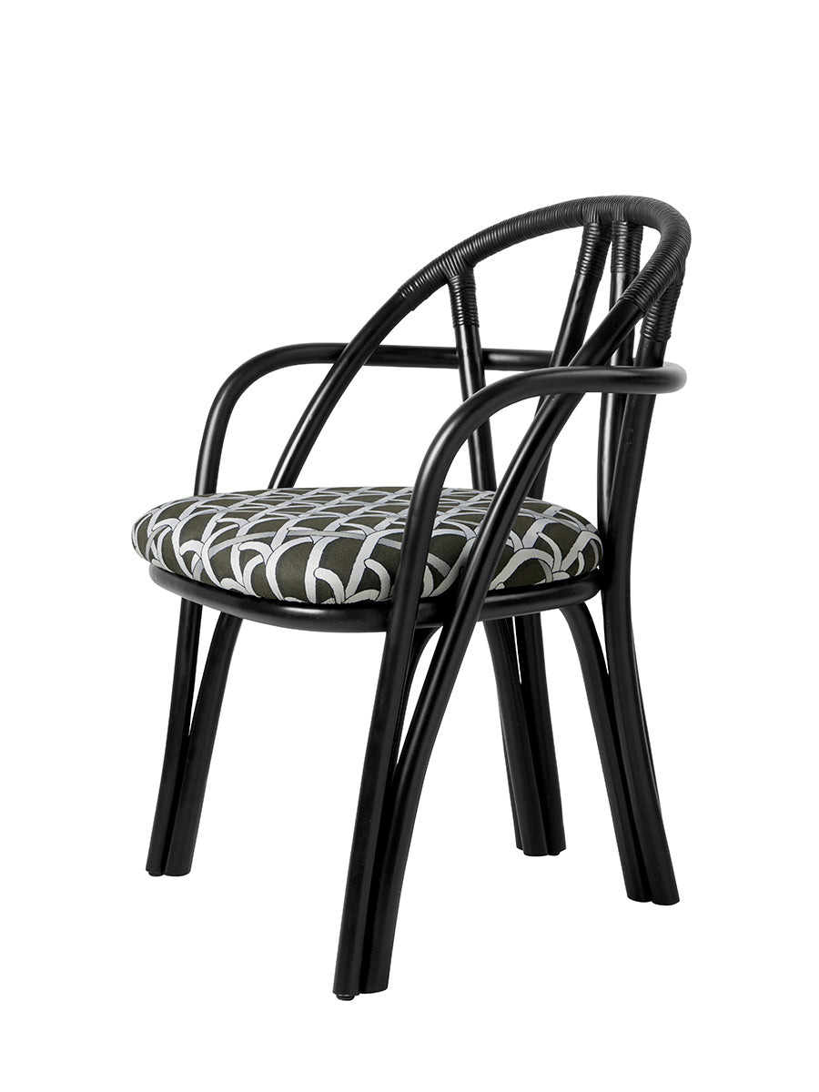 Bistra matstol med armstöd från GUBI - Ebony Painted Rotting / Reales Pattern 003 - Jacobsen Plus