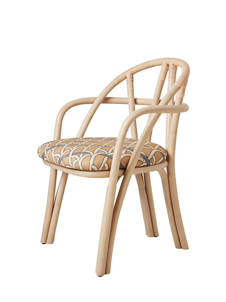 Bistra matstol med armstöd från GUBI - Natural Lacquered Rotting / Reales Pattern 002 - Jacobsen Plus