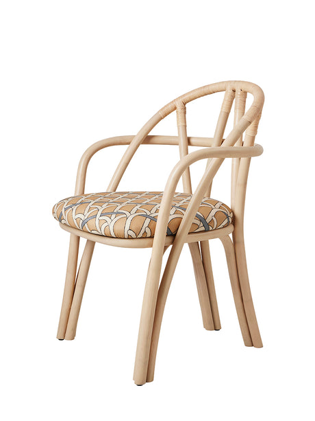 Bistra matstol med armstöd från GUBI - Natural Lacquered Rotting / Reales Pattern 002 - Jacobsen Plus