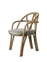 Bistra matstol med armstöd från GUBI - Olive Stained Rotting / Fustagno 003 - Jacobsen Plus