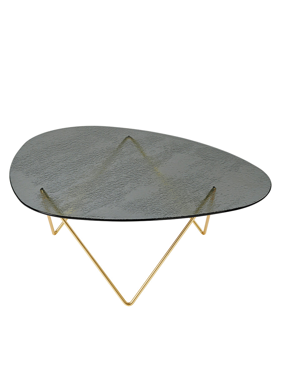 Pedrera soffbord, rökfärgat strukturerat Glas från GUBI - Brass - Jacobsen Plus