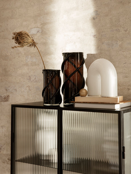 Haze vitrinskåp, räfflat Glas från Ferm Living - Black - Jacobsen Plus