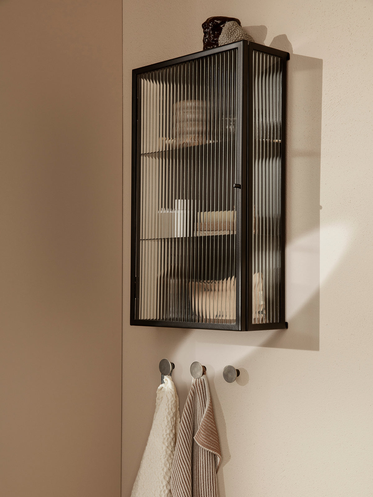 Haze väggskåp, räfflat glas 35x60 från Ferm Living - 2 - Jacobsen Plus