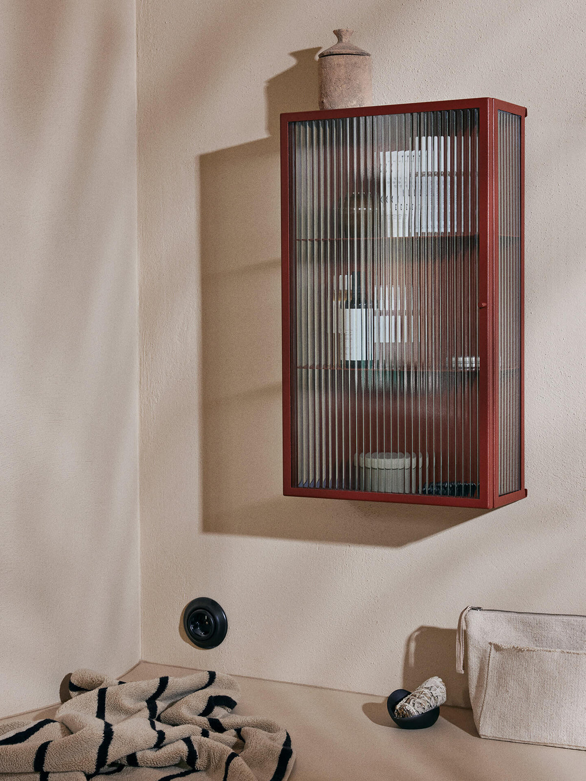 Haze väggskåp, räfflat glas 35x60 från Ferm Living - 1 - Jacobsen Plus