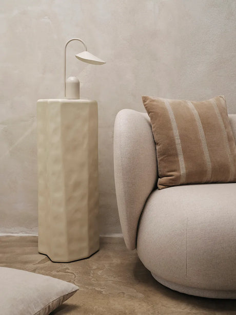 Senti Stripe-kudde från Ferm Living - Carob Brown - Jacobsen Plus