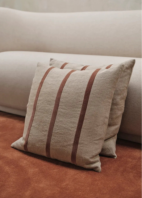 Senti Stripe-kudde från Ferm Living - Carob Brown - Jacobsen Plus
