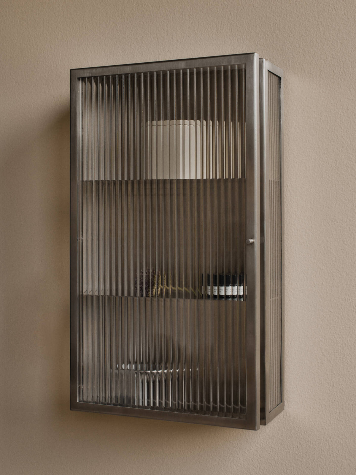 Haze väggskåp, räfflat glas 35x60 från Ferm Living - 5 - Jacobsen Plus
