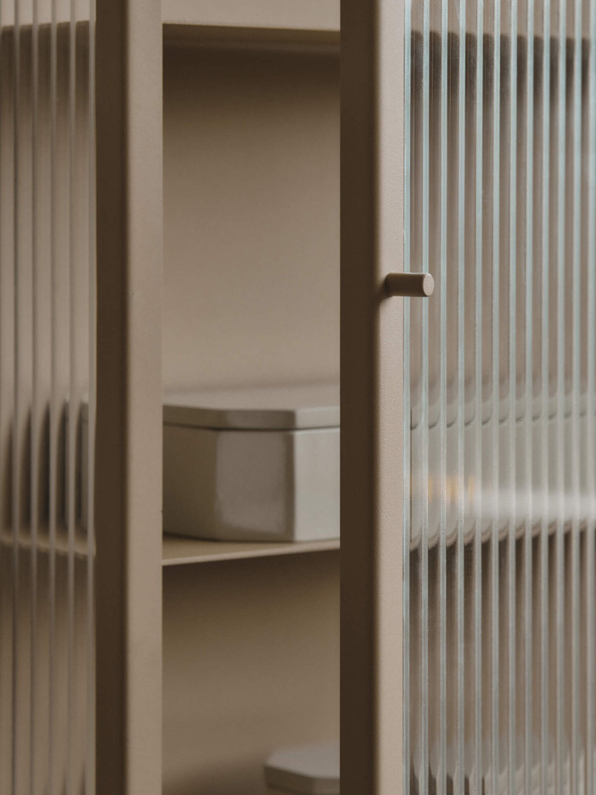 Haze Väggskåp, räfflat Glas 35x100 från Ferm Living - 3 - Jacobsen Plus
