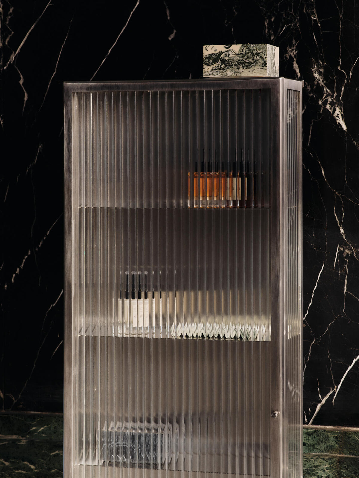 Haze Väggskåp, räfflat Glas 35x100 från Ferm Living - 2 - Jacobsen Plus