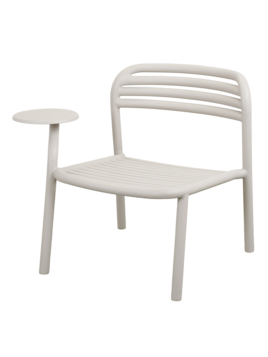 Bliss Utomhusloungestol med sidobord, höger från Cane-line - Sand - Jacobsen Plus