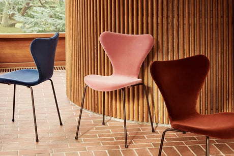 3107 Stol, helt klädd i sammet av Arne Jacobsen - Autumn red - Jacobsen Plus