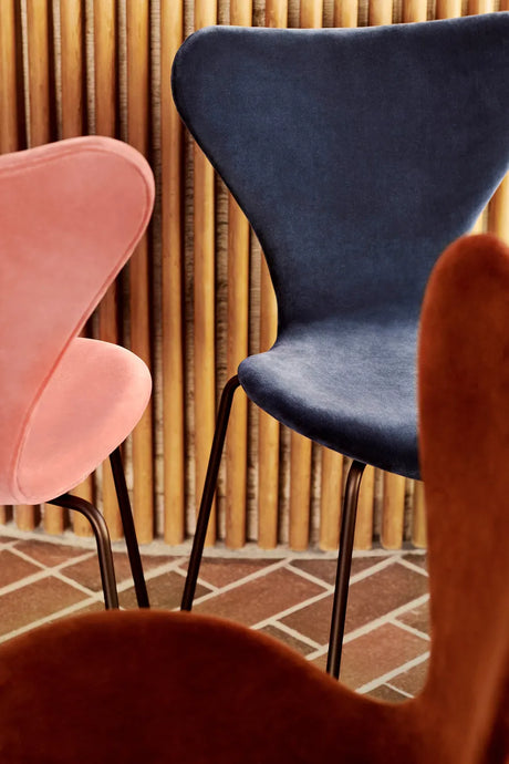 3107 Stol, helt klädd i sammet av Arne Jacobsen - Autumn red - Jacobsen Plus
