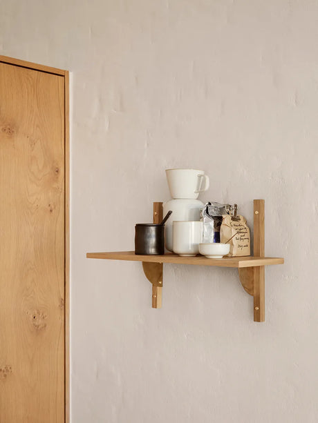 Sector Shelf S/N från Ferm Living - Ek m-svart messing - Jacobsen Plus