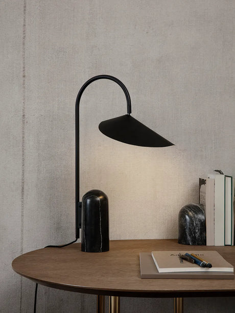 Arum bordslampa från Ferm Living - Svart - Jacobsen Plus