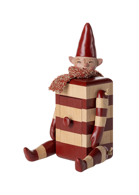 Lådnisse – Tomte med låda, röd från Maileg - Jacobsen Plus