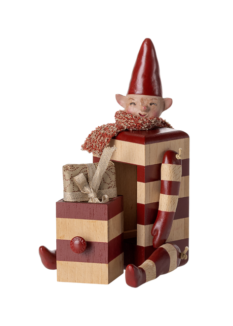 Lådnisse – Tomte med låda, röd från Maileg - 2 - Jacobsen Plus