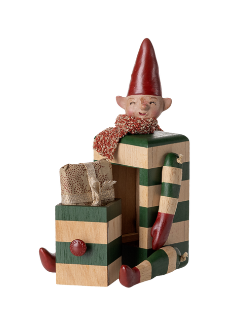 Tomte med låda – Tomte med låda, grön från Maileg - 2 - Jacobsen Plus