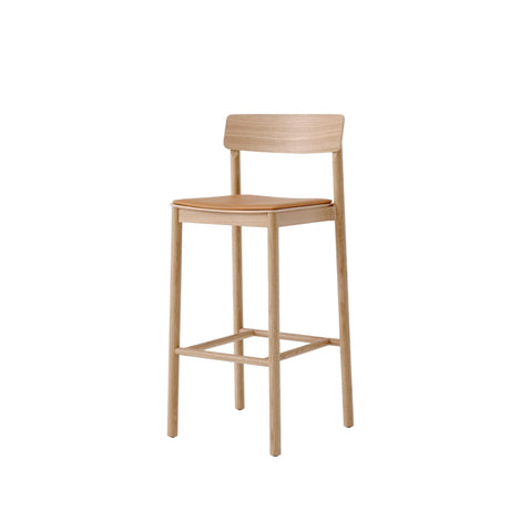 Betty TK17 Barstol från &Tradition - Lackerad eg med Fuse 0421 - Jacobsen Plus