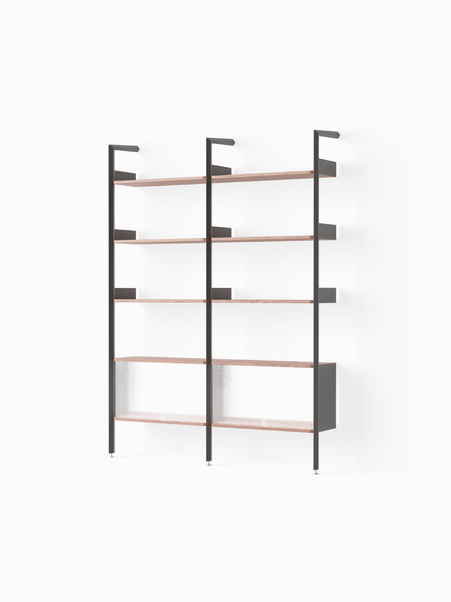 Rombe, Configuration E från &Tradition - Anthracite w. Lacquered Walnut shelves - Jacobsen Plus