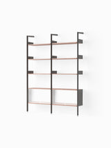 Rombe, Configuration E från &Tradition - Anthracite w. Lacquered Walnut shelves - Jacobsen Plus