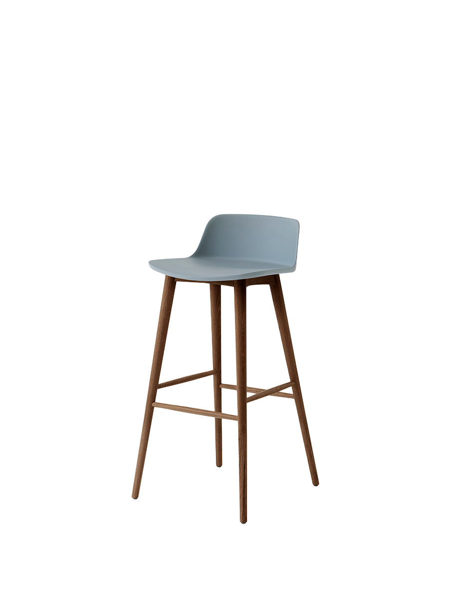 Rely HW123 barstol, valnöt från &Tradition - Light Blue - Jacobsen Plus