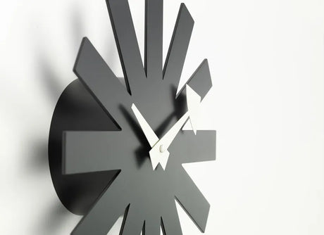 Asterisk Clock från Vitra - Black - Jacobsen Plus