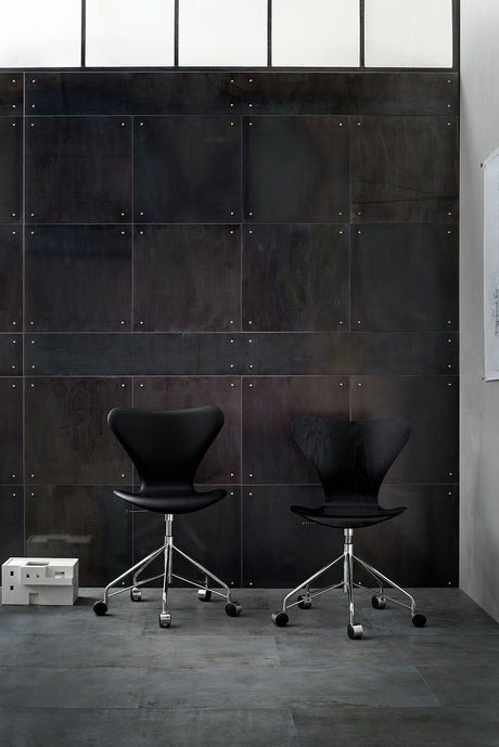 Fritz Hansen - 3117 Kontorsstol, helklädd i Grace-läder - Svart læder - Krom stel - Jacobsen Plus