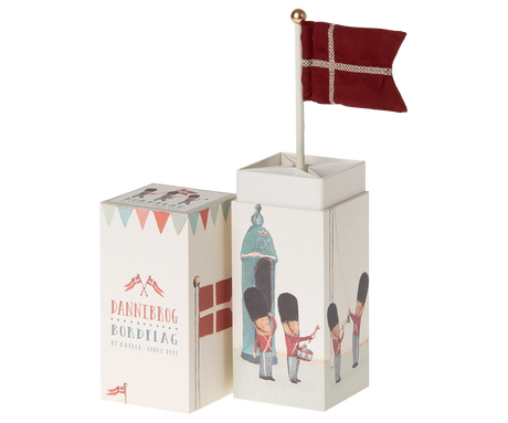 Dannebrogen, Bordsflagga - Medium från Maileg - 3 - Jacobsen Plus