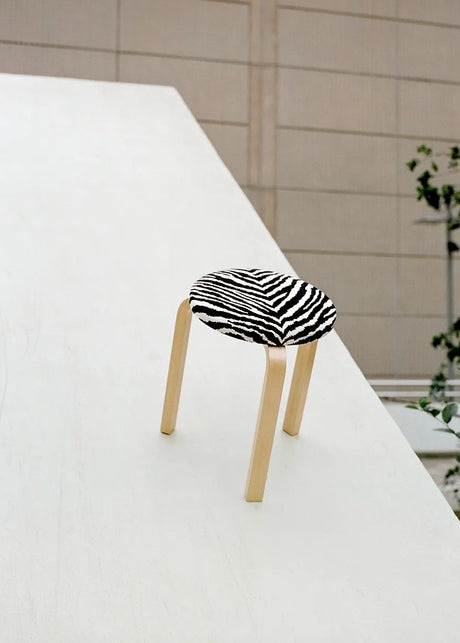 Stool 60, zebra-tyg från Artek - 2 - Jacobsen Plus