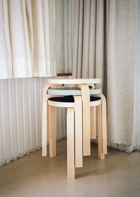 Stool 60, lackad björk från Artek - 2 - Jacobsen Plus