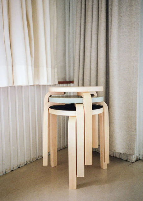 Stool E60, lackad björk från Artek - 2 - Jacobsen Plus