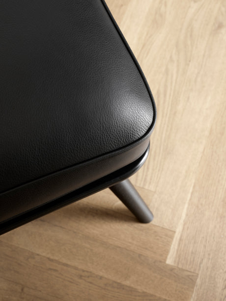 Spine Lounge Chair från Fredericia Furniture - Stofgruppe 0 / Lackerad eg - Jacobsen Plus
