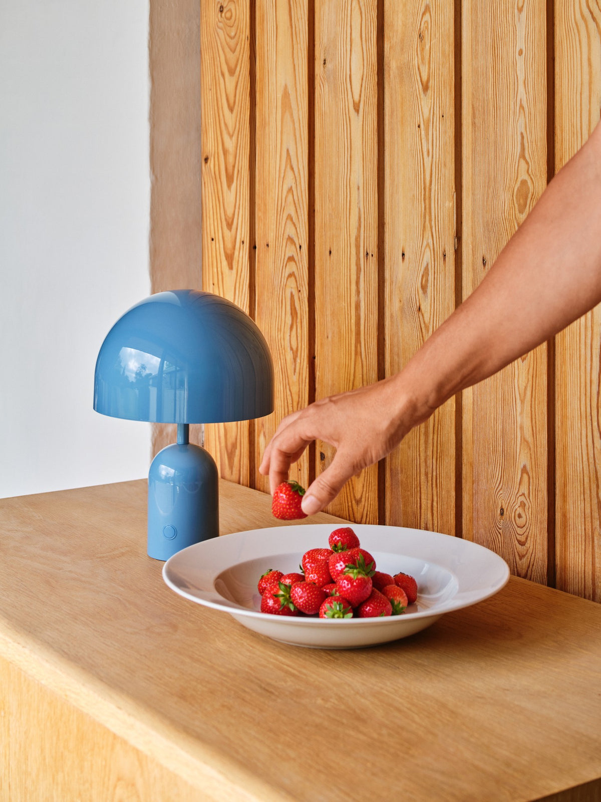Bell portabel bordslampa, babyblå från Tom Dixon