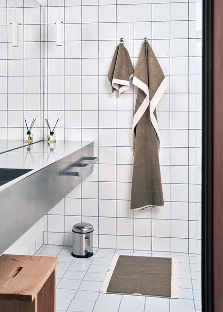 Handdukar, taupe från VIPP - Vipp102: 40x60 cm - Jacobsen Plus