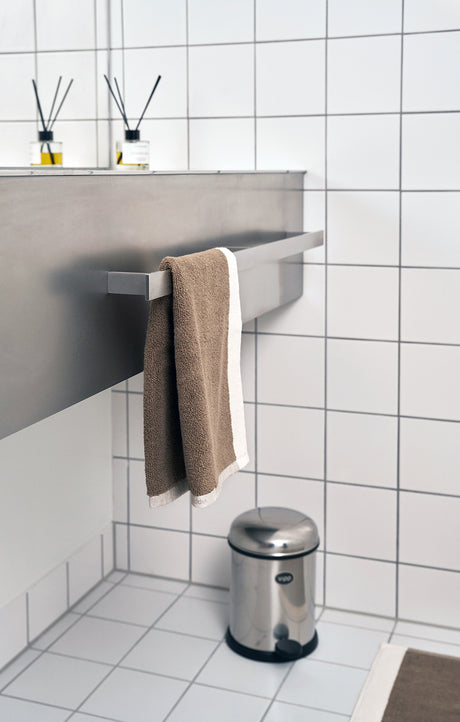 Handdukar, taupe från VIPP - Vipp102: 40x60 cm - Jacobsen Plus