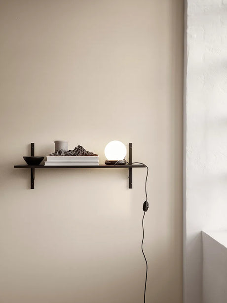 Sector Shelf S/W från Ferm Living - Ek m-messing - Jacobsen Plus