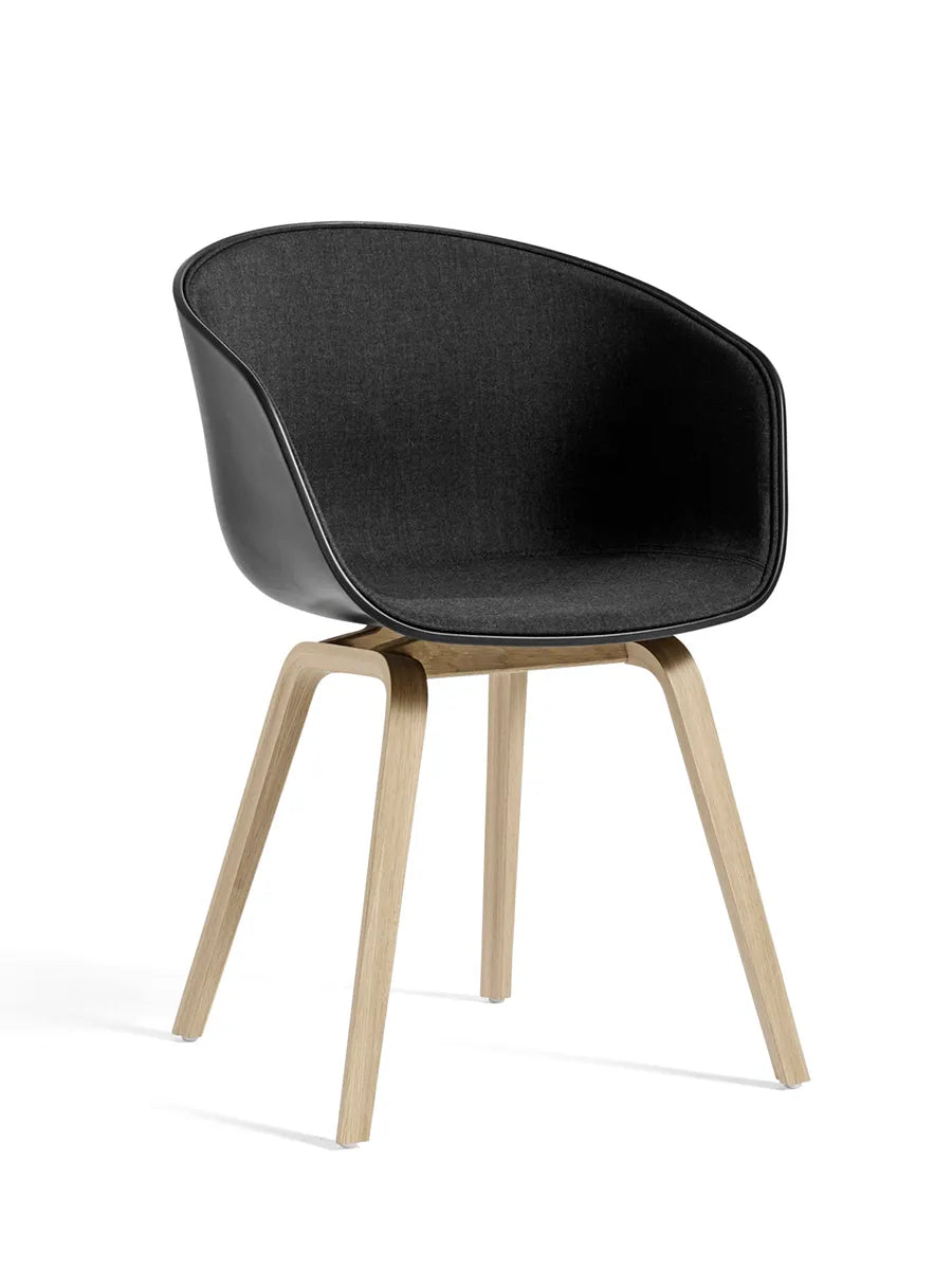 About a Chair AAC22 frontpolstrad, vitt skal från Hay